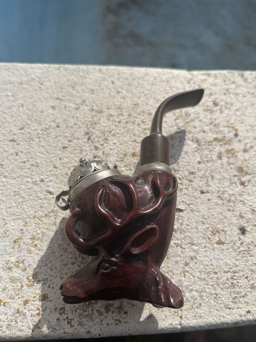 Cachimbo antigo em madeira trabalhado a mão .