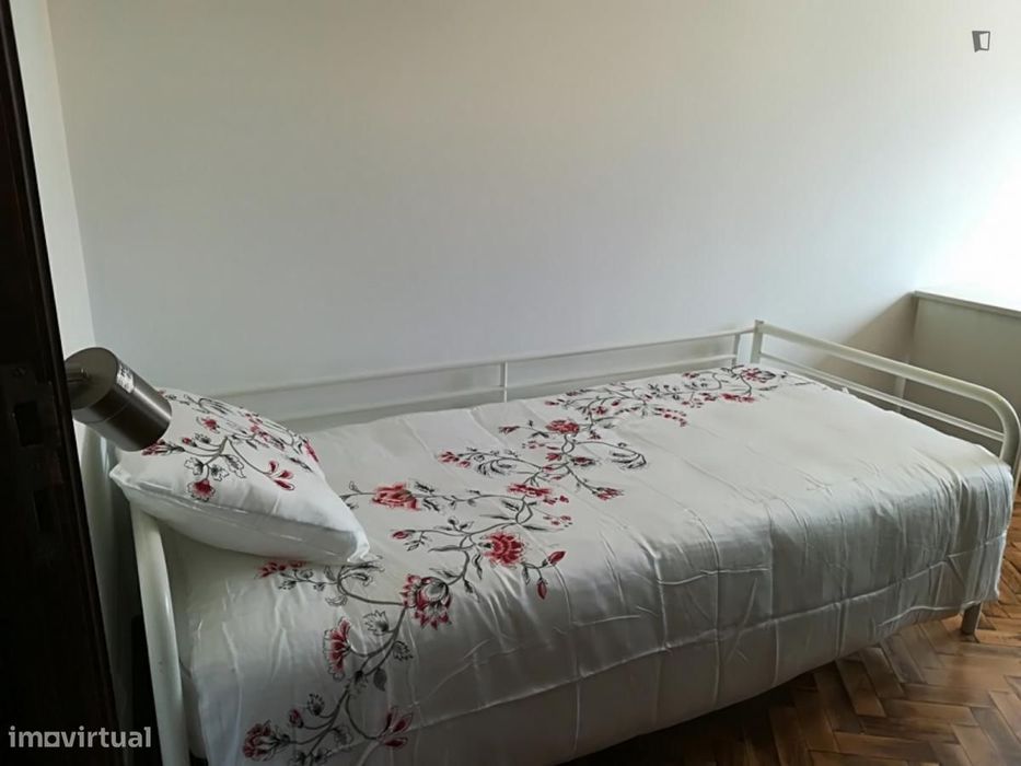 Quarto - localizado em Mafamude Porto