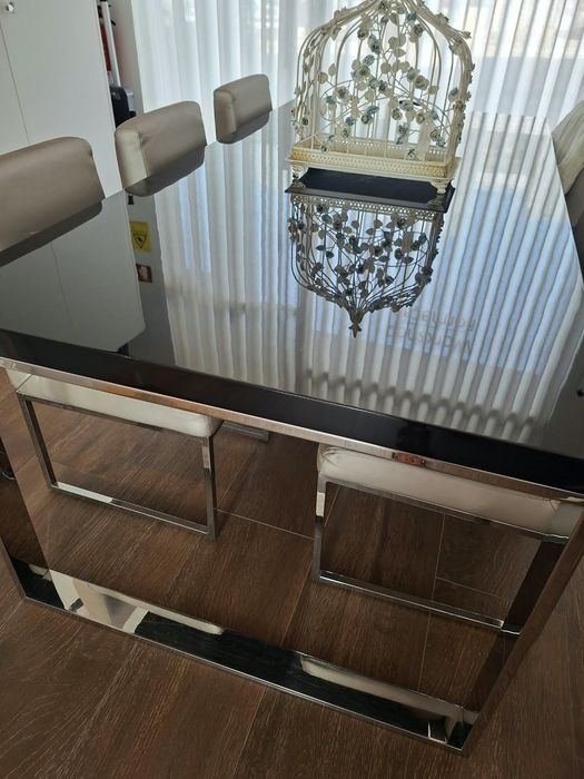 Mesa de jantar lacada a  preta com 6 cadeiras cinza