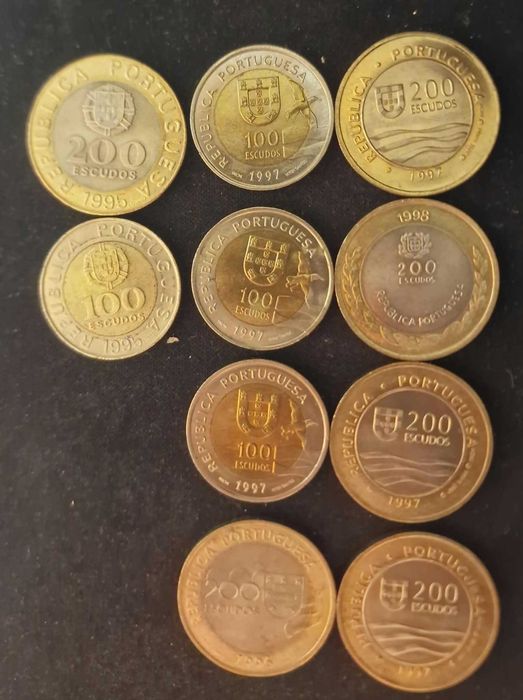 Lote de 11 moedas comemorativas portuguesas em escudos, a maioria em estado não circulado ou quase (BNC).