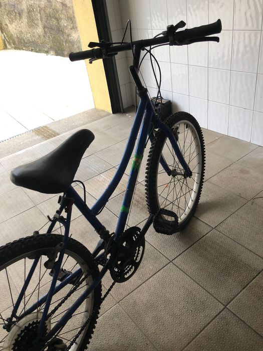 Bicicleta azul usada