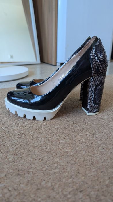 Skórzane czarne lakierowane czółenka biała platforma na słupku Foletti