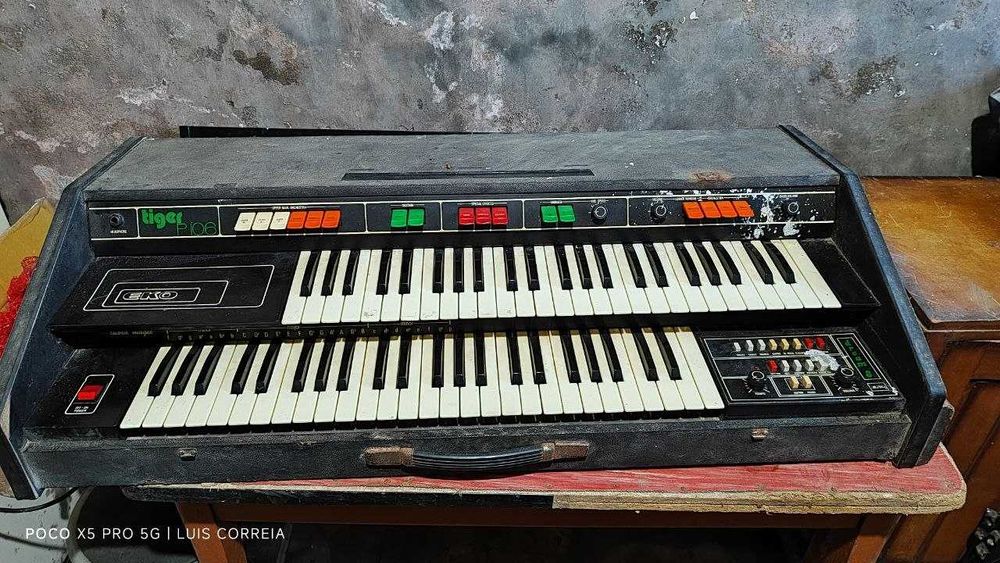 Teclado elétrico antigo
