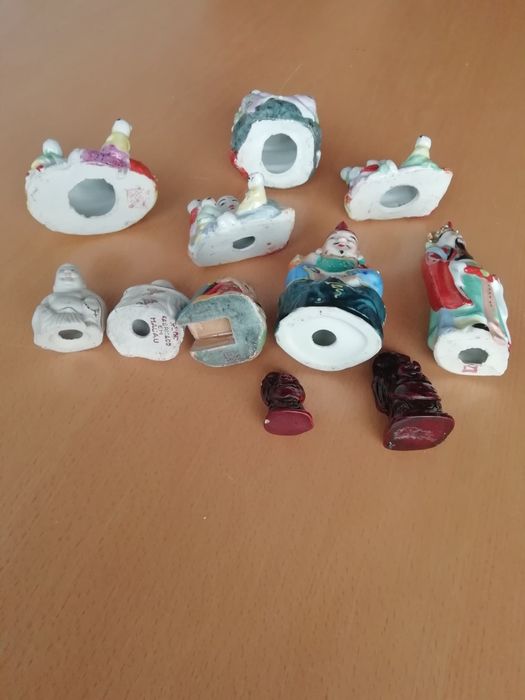 Conjunto de Budas em loiça.