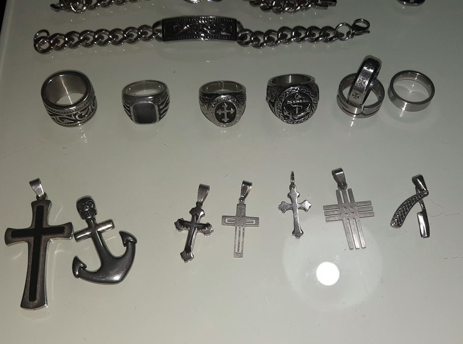 Anéis, pulseiras e medalhas para colares