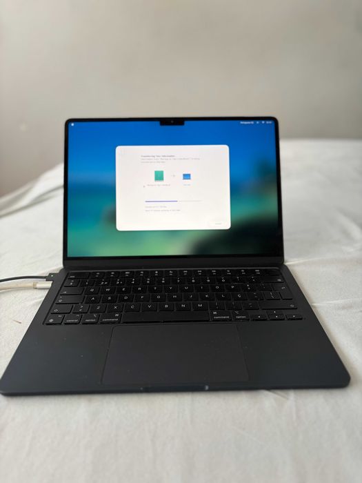 MacBook Air 13” | M2 | 16GB RAM | 256GB SSD | Meia Noite Semi-Novo