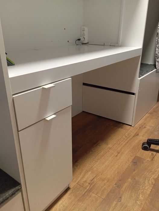 Łóżko piętrowe z biurkiem