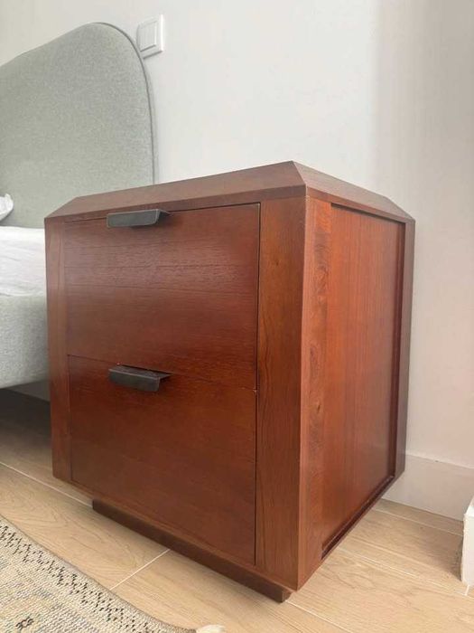 Mesa de cabeceira em madeira maciça / Solid wood nightstand