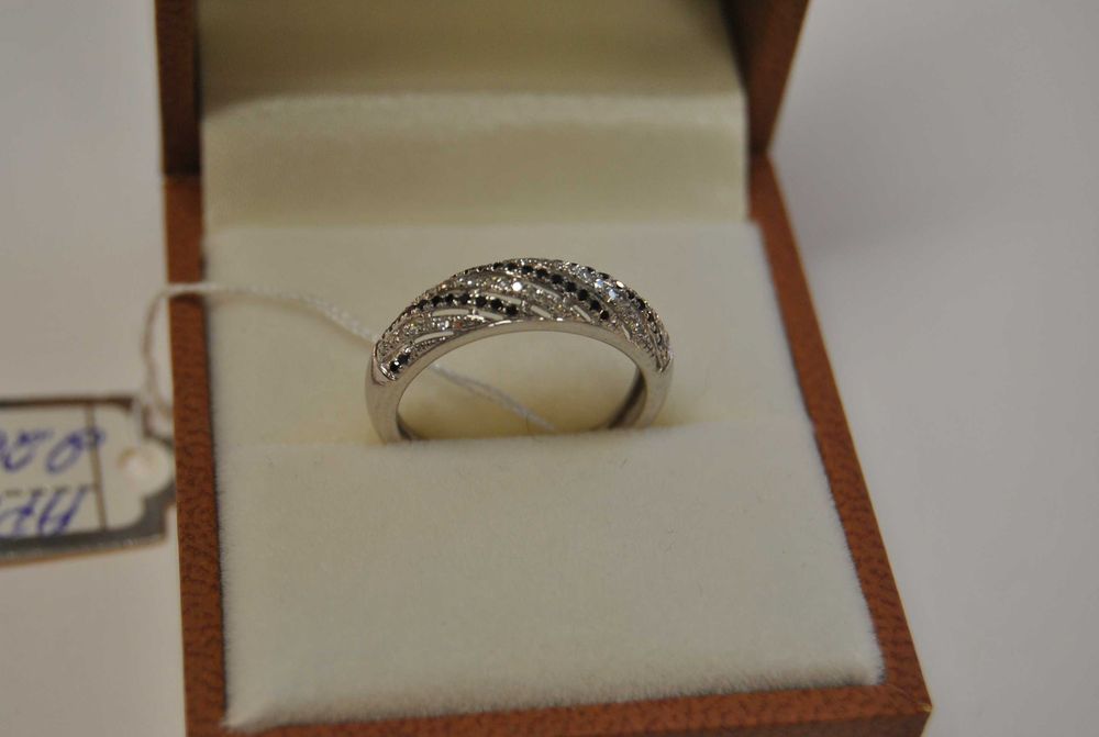 Pierścionek Apart białe złoto z diamentami biało czarnymi