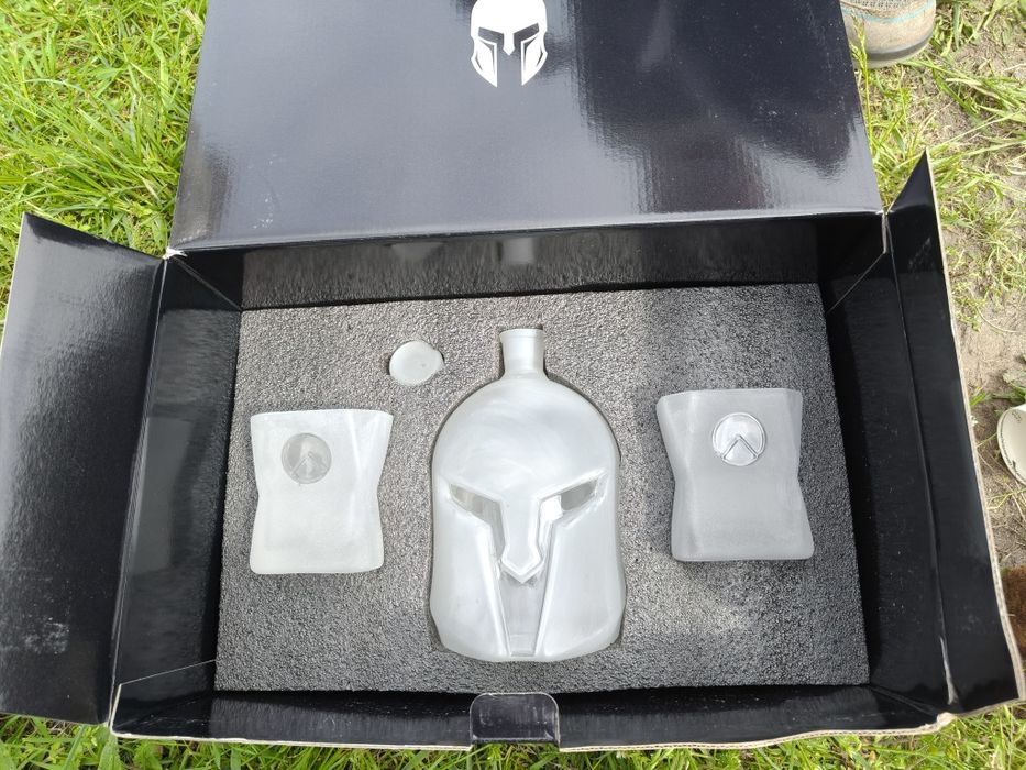 Zestaw do whisky Spartan (Karafka Hełm + 2 Szklanki) NOWY – Idealny prezent