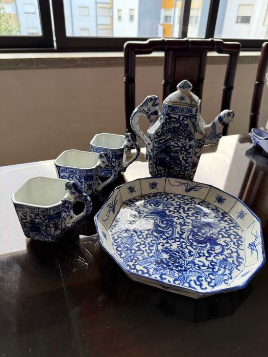 Conjunto de Chá Azul e Branco com Motivos de Dragão e Flores de Lótus