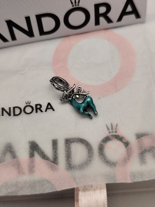 Pendente rena da Pandora brilha no escuro