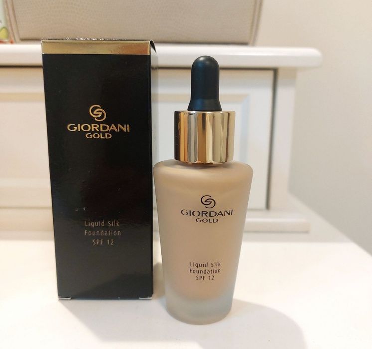 Podkład z jedwabiem Giordani Gold Oriflame  natural beige makijaż