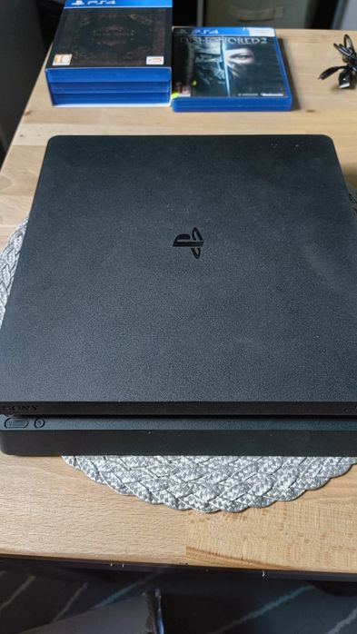 Playstation 4 Slim + 2 pady + 4 gry