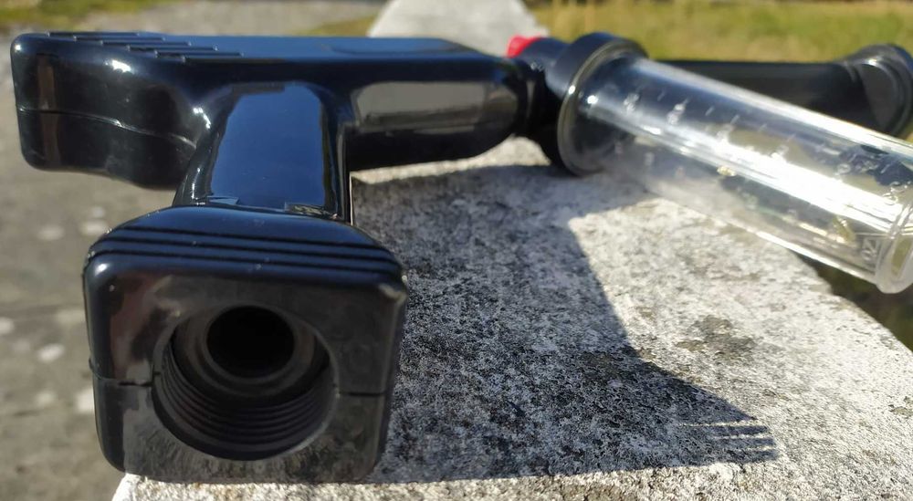 Adaptador de pressão para mangueira, com reservatório para detergente.