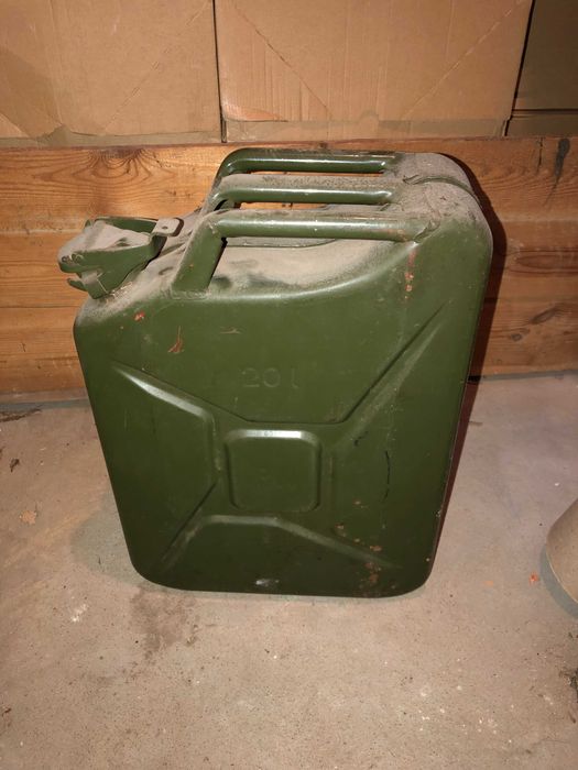 Kanister 20 l na benzynę, z czasów PRL