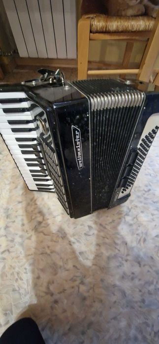 Класичний акордеон марки Weltmeister у гарному технічному стані.