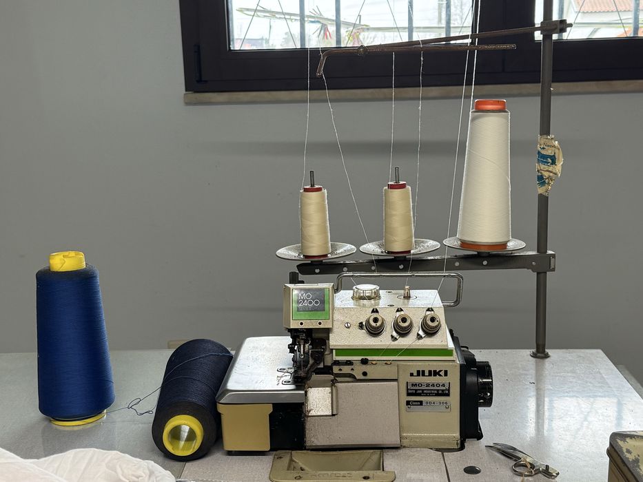 Máquina Corta e Cose Industrial JUKI MO-2404 Overlock – a funcionar