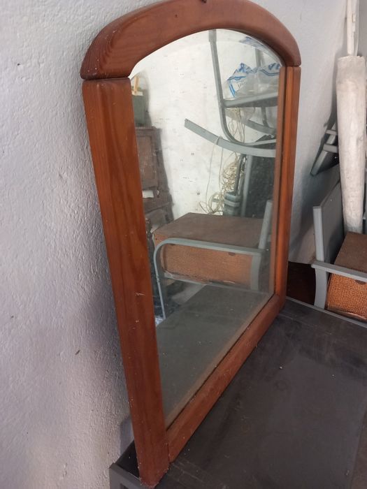 Espelho grande , madeira e espelho em bom estado