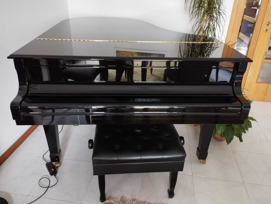 Piano de cauda Yamaha C3 usado em excelente estado