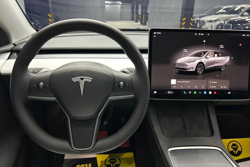 Tesla Model Y 2025
