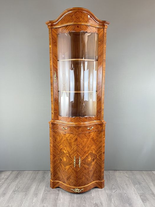 Вінтажна кутова вітрина
