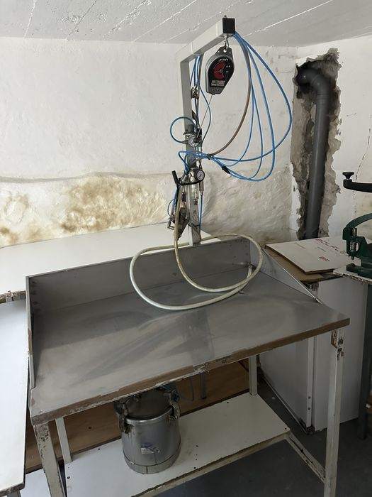 Pistola de cola com mesa