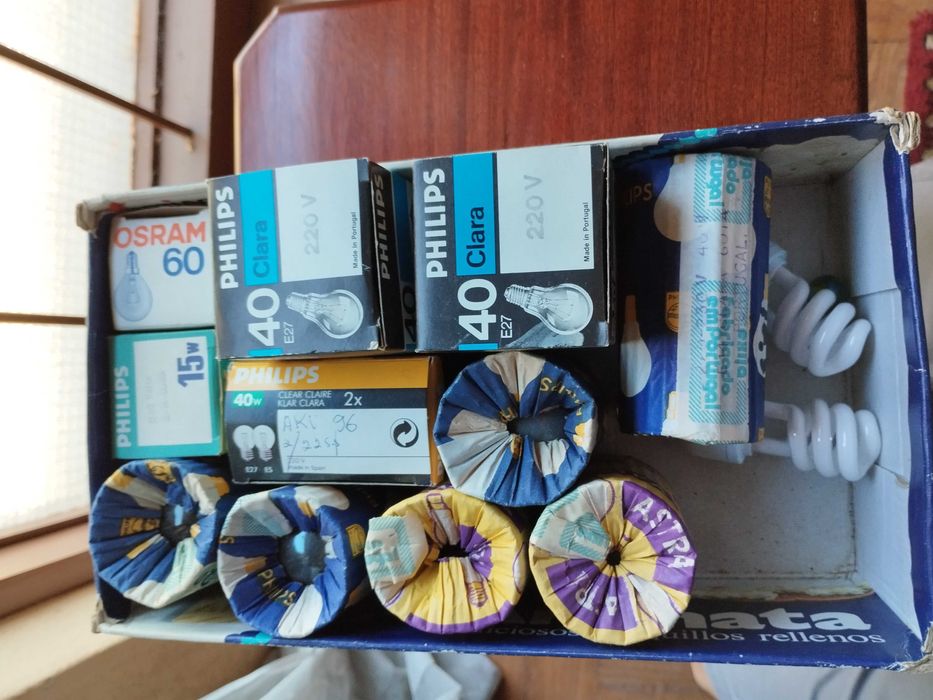 Várias lâmpadas indandescentes de tungsténio e duas CFL