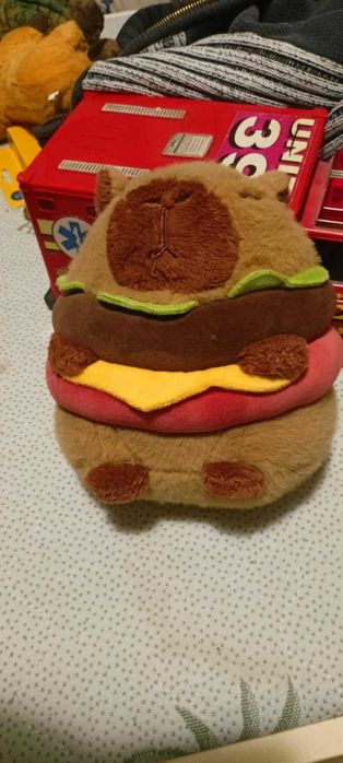 Kapibara capibara zabawka maskotka pluszowa pluszak hamburger