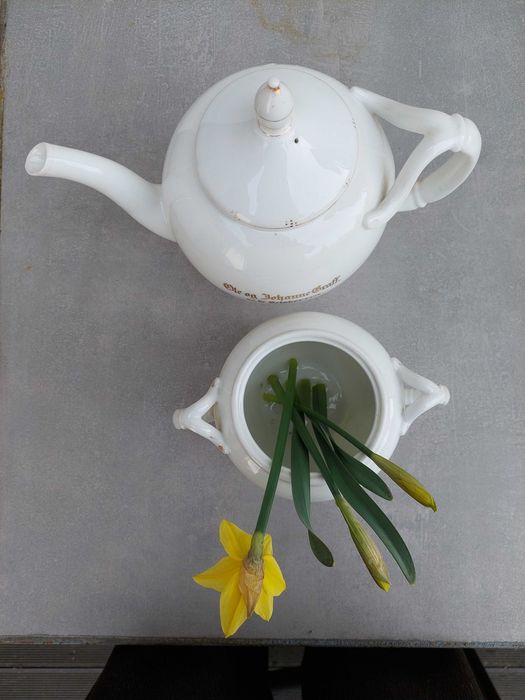 Dziewiętnastowieczny porcelanowy dzbanek z cukiernicą
