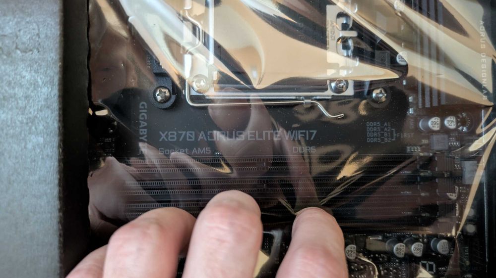 Материнська плата GIGABYTE X870 AORUS ELITE WIFI7 | AM5 AMD X870 | Ryzen 3/5/7/9 7000/8000/9000