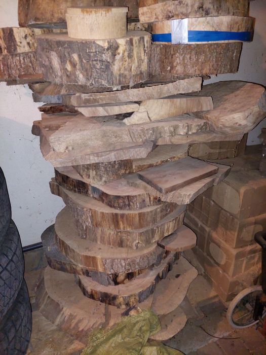 Слэбы, кругляки , деревяные спилы.