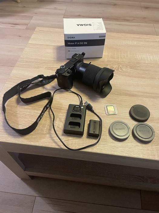 Sony Alpha A6400 z obiektywem Sigma 16mm, mały przebieg