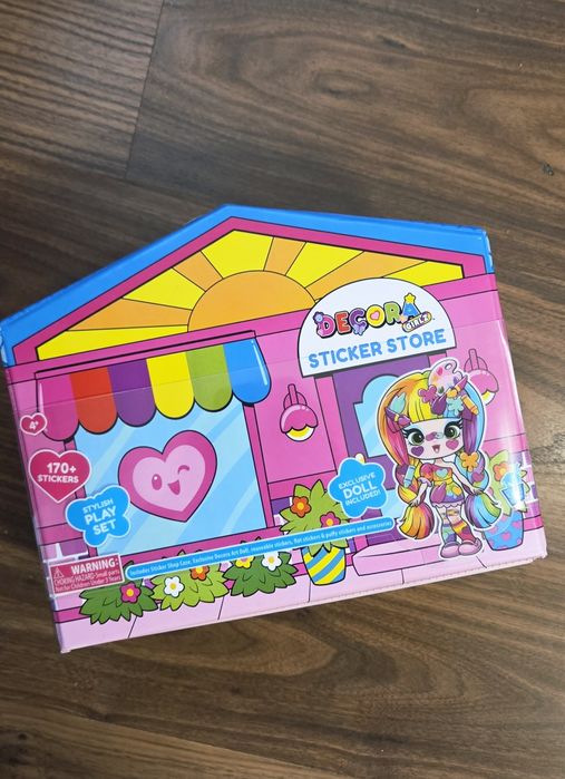 Ігровий набір з лялькою Decora - Дизайнерський магазин наліпок.