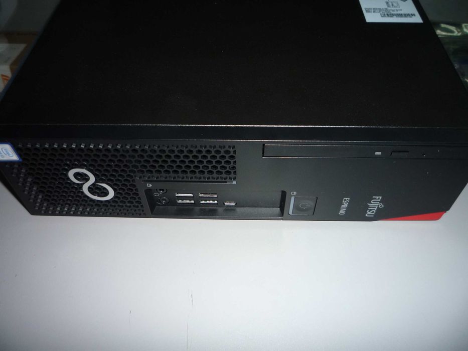FUJITSU ESPRIMO D738 i3-8100 8 GB/120 GB SSD Win10