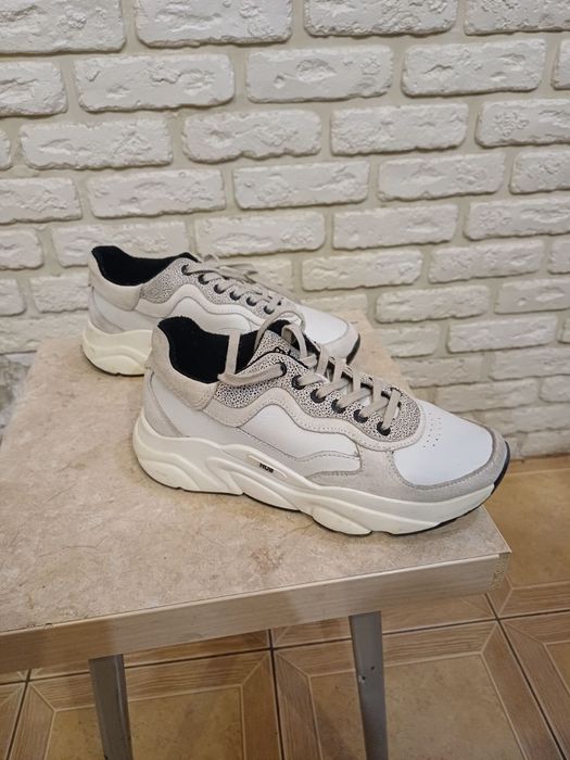 Кросівки жіночі фірми "Hub"