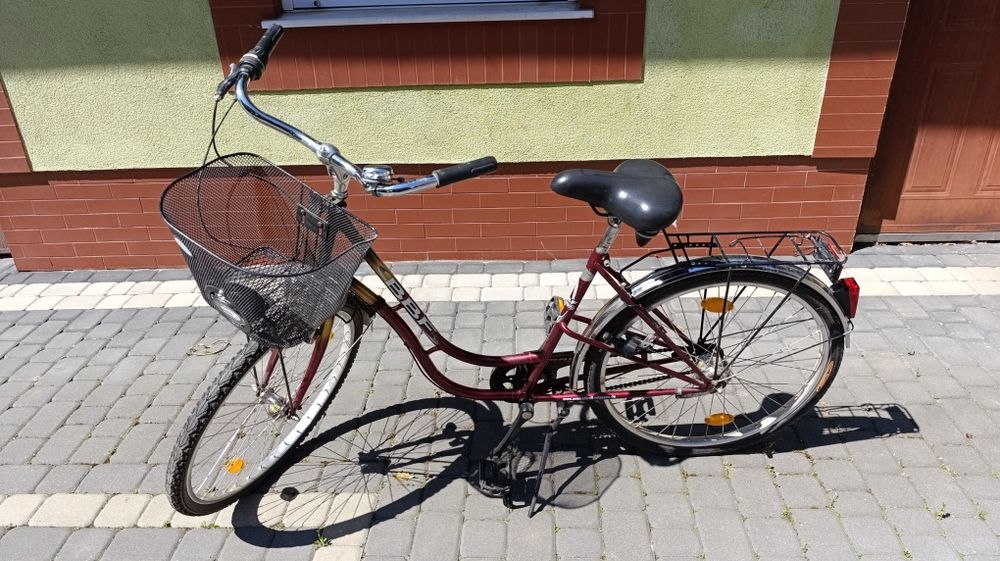 Rower damski z koszyczkiem.