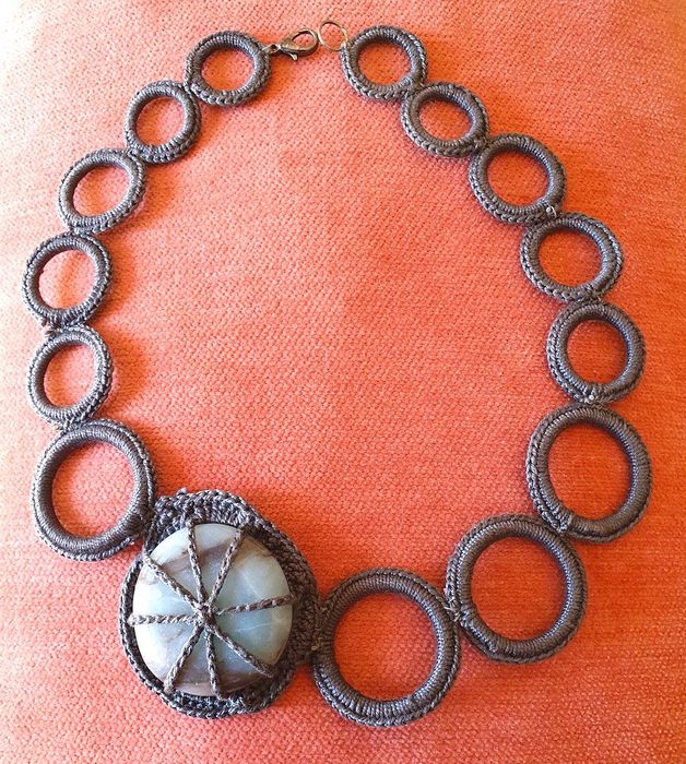 Colar assimétrico em croché