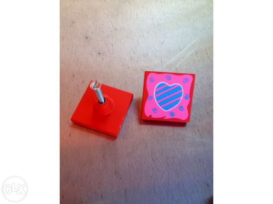 Puxadores em madeira para armários de criança