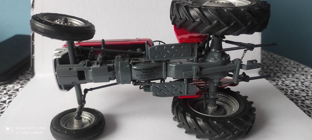 Model Universal Hobbies Massey Ferguson MF 135 skala 1 16