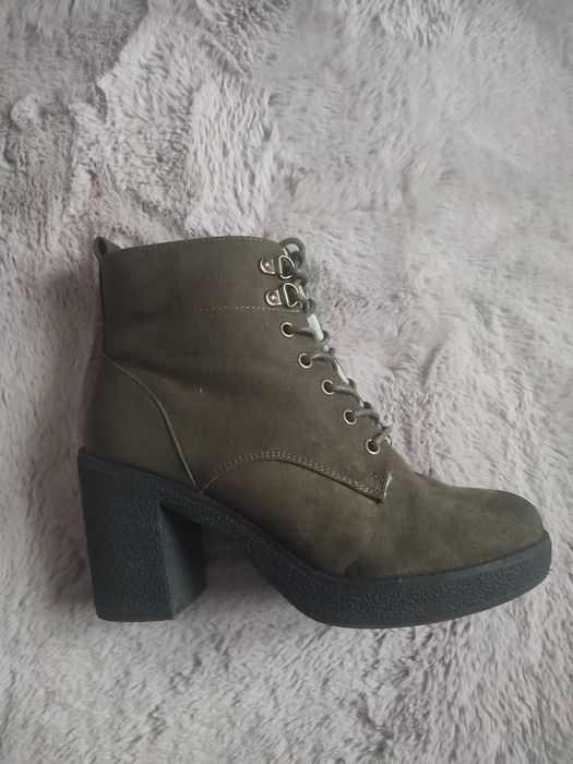 Botki na słupku NEW LOOK