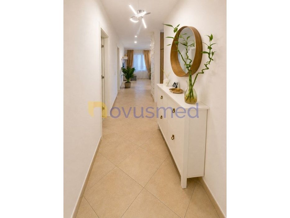 Apartamento T2 totalmente remodelado em zona central nas Ferreiras