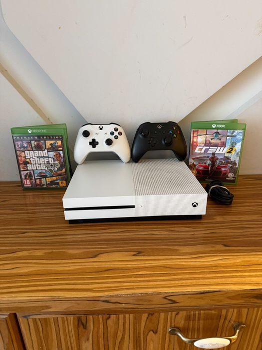 [Xbox] Konsola Xbox One S 1TB + 2 Pady + 2 Gry (GTA V, THE CREW 2)