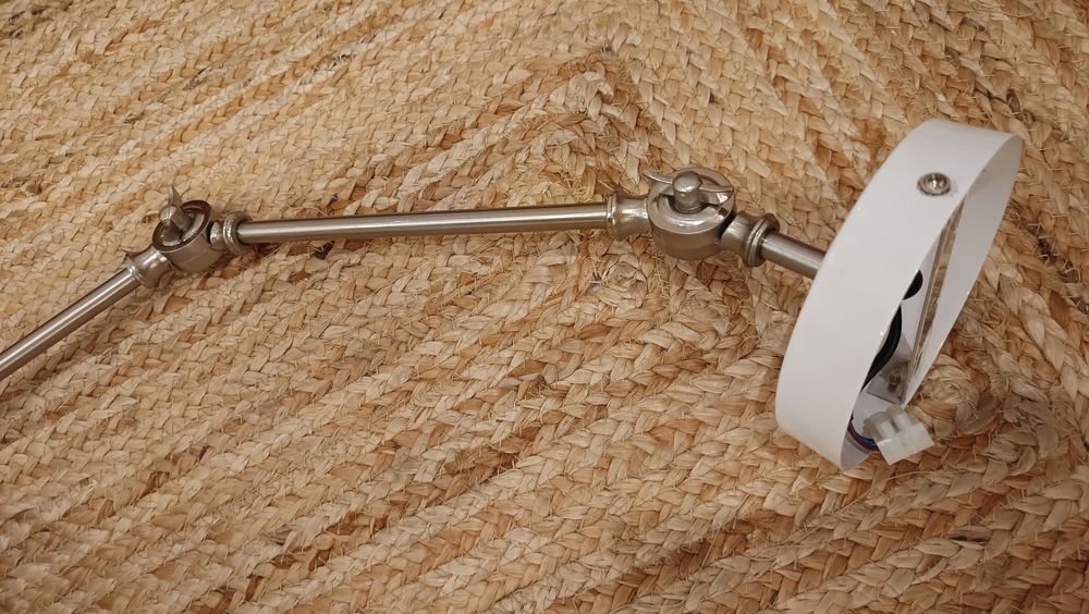 Lampa ścienna  metalowa.