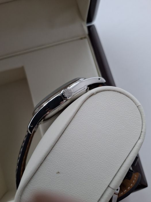 Годинник марки Longines.