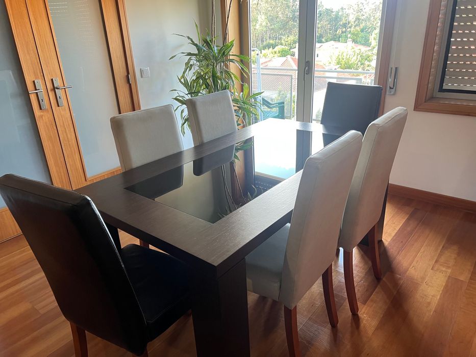Mesa de jantar + seis cadeiras em pele