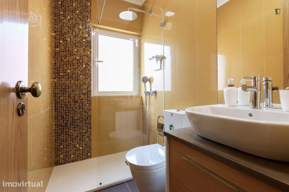 Quarto - localizado em Benfica Lisbon