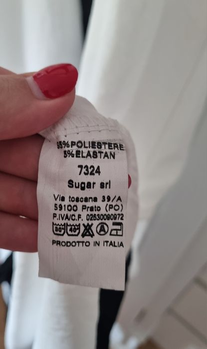 Vestido comprido de verão, em tons de branco e preto.