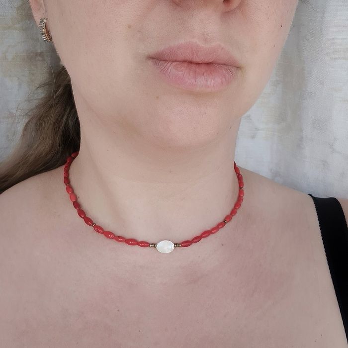 Чокери з червоного та білого коралу