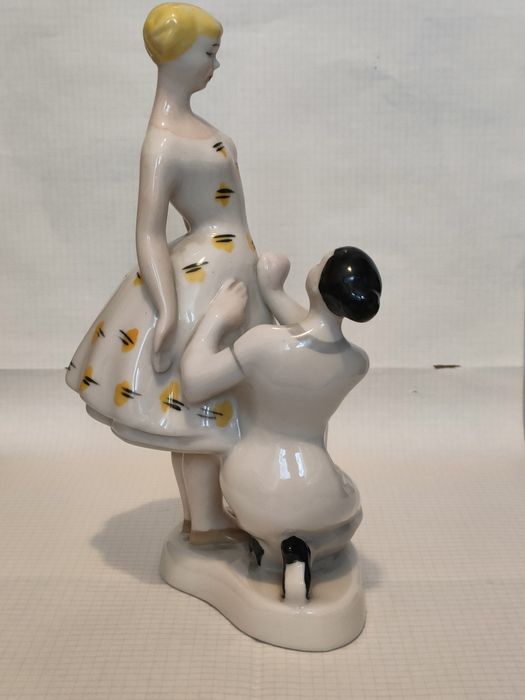 Статуэтка  примерка